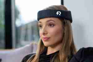 A woman with epilepsy wearing the Rezon Halos® medical helmet.